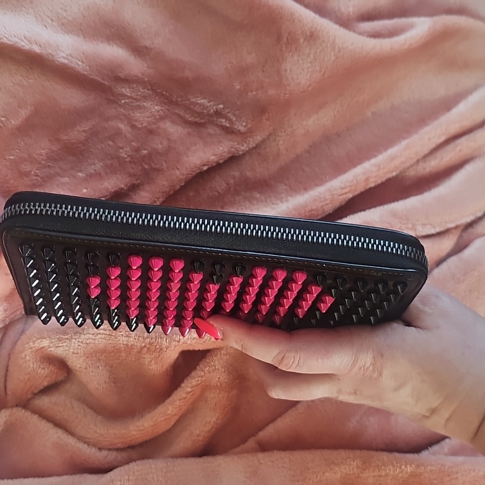 Christian Louboutin. Heart Loubiposh Valentines Black. - Picture 4 of 8